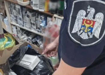 VIDEO // Țigări de zeci de mii de lei, depistate de polițiști la Fălești. O femeie de 68 de ani, cercetată