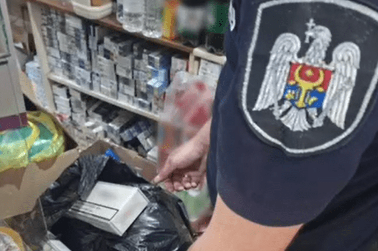 VIDEO // Țigări de zeci de mii de lei, depistate de polițiști la Fălești. O femeie de 68 de ani, cercetată