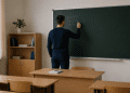 Un profesor debutant ar fi fost agresat de părintele unui elev chiar în sala de clasă. MEC a sesizat poliția