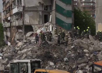 Rusia a ucis cel puțin 10 oameni în Kiev, într-unul din cele mai cumplite atacuri ruse. Bloc de locuințe dărâmat cu rachete