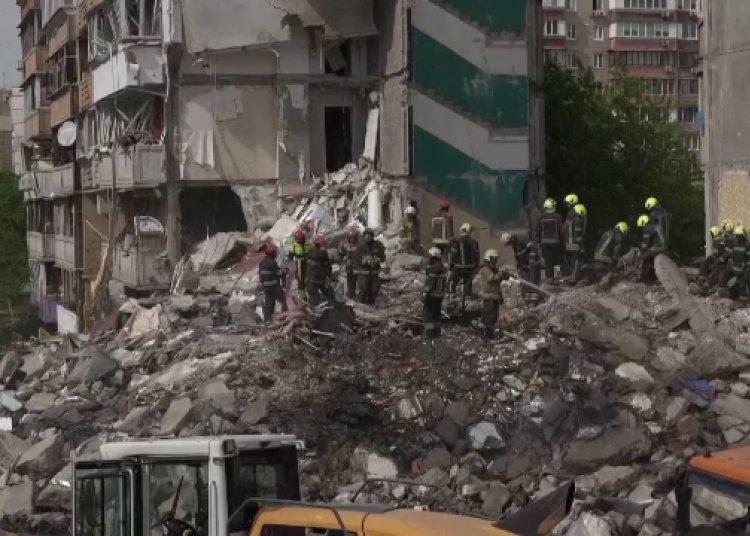 Rusia a ucis cel puțin 10 oameni în Kiev, într-unul din cele mai cumplite atacuri ruse. Bloc de locuințe dărâmat cu rachete