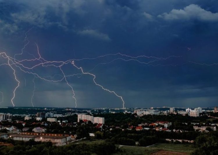 Cod Galben de ploi cu descărcări electrice pe întreg teritoriul țării