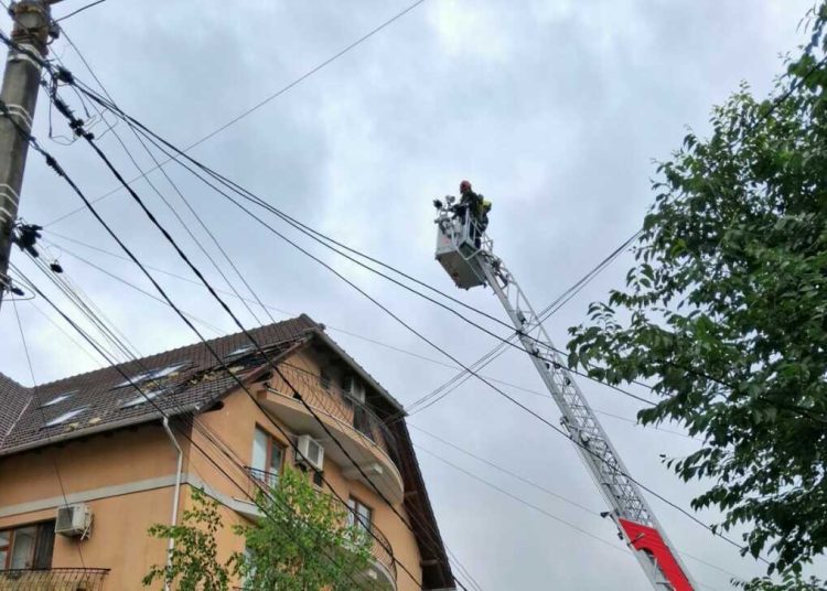 FOTO // Un fulger ar fi provocat un incendiu la mansarda unui bloc din Chișinău