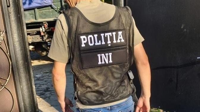 VIDEO // Patru persoane, reținute într-un dosar privind extragerea ilegală de sol fertil. Prejudiciul depășește un milion de lei