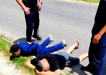 VIDEO // Doi bărbați, reținuți la Rezina după ce au încercat să ridice 320.000 de lei obținuți prin escrocherie