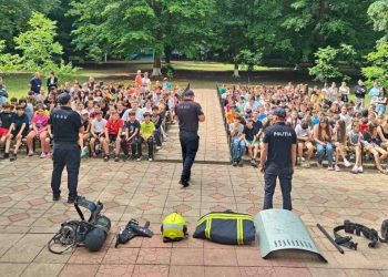FOTO // Polițiștii au organizat activități de informare în taberele de odihnă din Florești