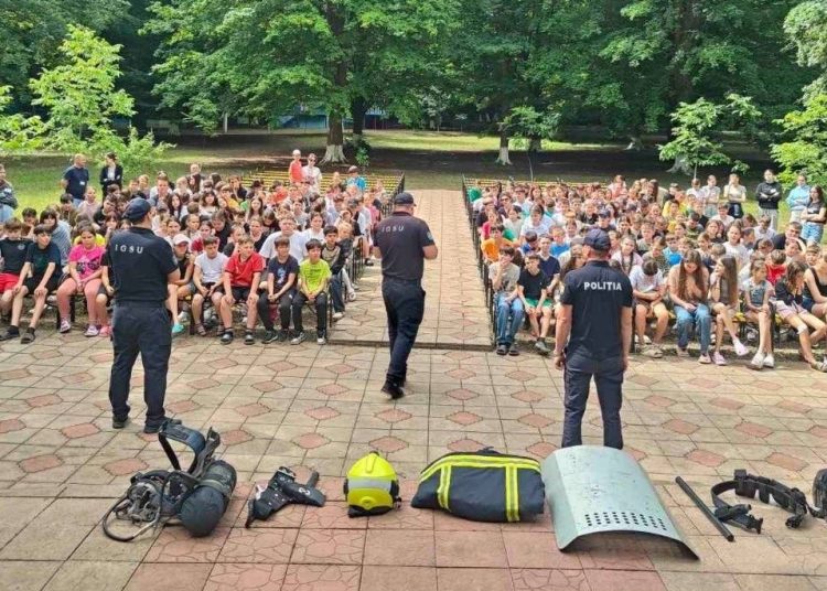 FOTO // Polițiștii au organizat activități de informare în taberele de odihnă din Florești