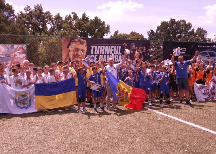 VIDEO // Handbalul a unit Moldova, România și Ucraina la Sîngerei: gazdele au câștigat Memorialul „Simion Prașcă”