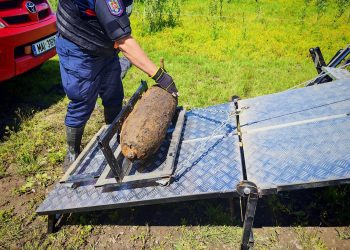 VIDEO // Bombă de aviație descoperită pe malul Prutului, în România. A fost detonată controlat