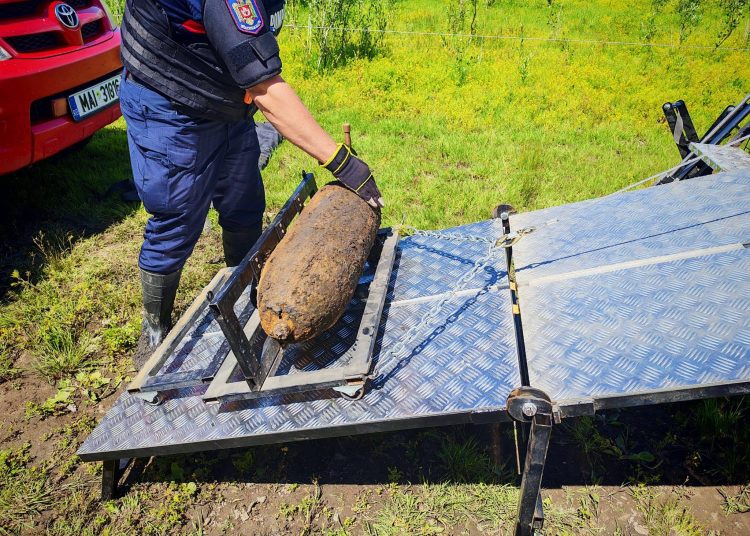 VIDEO // Bombă de aviație descoperită pe malul Prutului, în România. A fost detonată controlat