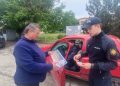 FOTO // Polițiștii din Drochia merg prin localitățile din raion pentru a informa oamenii despre riscurile escrocheriilor