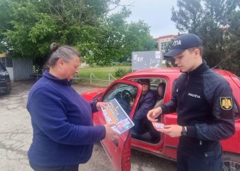 FOTO // Polițiștii din Drochia merg prin localitățile din raion pentru a informa oamenii despre riscurile escrocheriilor