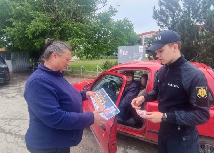 FOTO // Polițiștii din Drochia merg prin localitățile din raion pentru a informa oamenii despre riscurile escrocheriilor