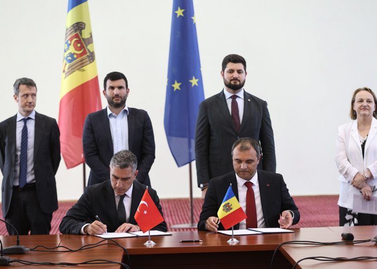 A fost semnat contractul pentru construcția LEA 400 kV Bălți-Suceava