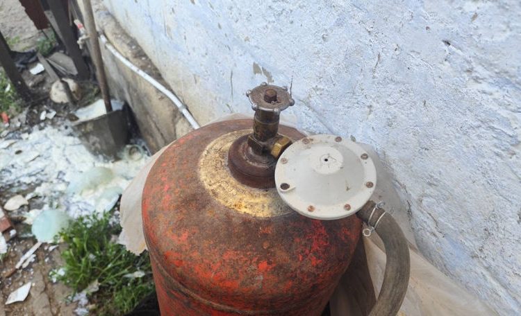 FOTO // O femeie din Dondușeni a ajuns la spital după explozia unei butelii de gaz