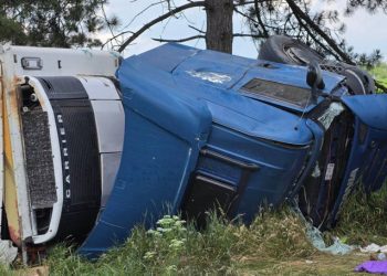 Un TIR s-a răsturnat în raionul Sîngerei, după explozia unei anvelope