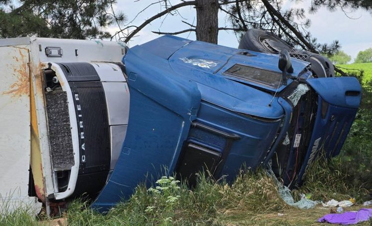 Un TIR s-a răsturnat în raionul Sîngerei, după explozia unei anvelope
