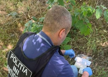 VIDEO // Doi tineri din Chișinău, arestați după ce ar fi distribuit droguri în capitală și suburbii
