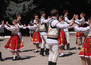 VIDEO // Festivalul „La umbra nucului bătrân” a reunit iubitorii de folclor la Sîngerei