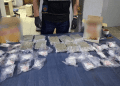 VIDEO // Droguri ascunse în colete cu paste și paneton: doi tineri, arestați pentru trafic de narcotice