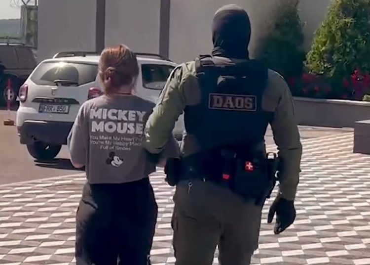 VIDEO // Tânără din Hîncești, extrădată din Grecia în dosarul traficului a șapte persoane. Fratele acesteia, condamnat la 64 de ani de închisoare