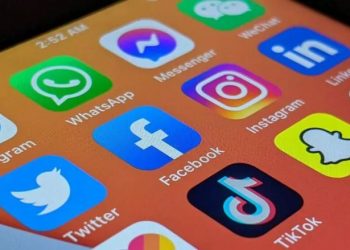 Sondaj: Principala sursă de informare a moldovenilor este Facebook