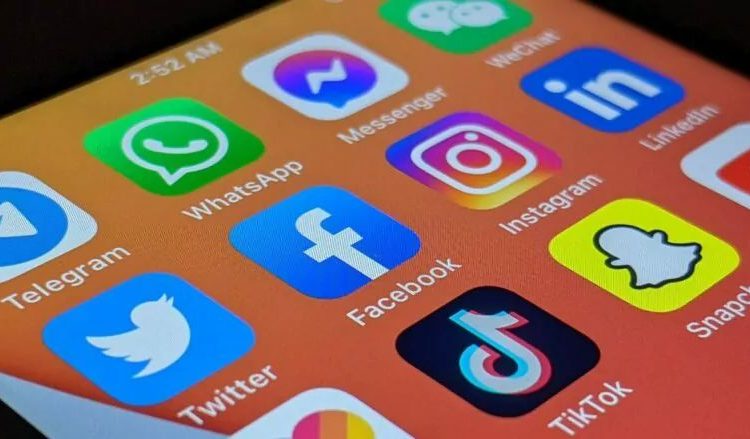 Sondaj: Principala sursă de informare a moldovenilor este Facebook