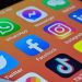 Sondaj: Principala sursă de informare a moldovenilor este Facebook