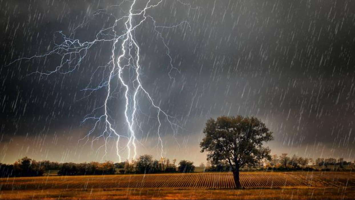 METEO // Cod Galben și Portocaliu de ploi puternice. Câte grade vor fi astăzi