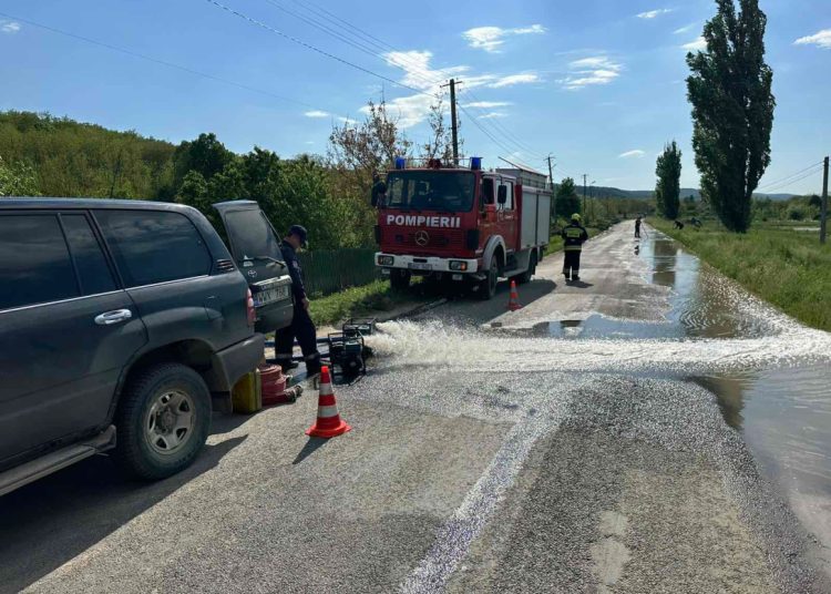 Gospodării și drumuri inundate în nordul țării: salvatorii au intervenit în raioanele Drochia și Soroca