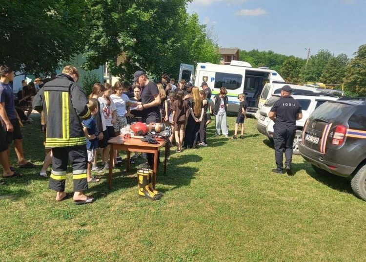 FOTO // Copiii din două tabere de odihnă din raionul Fălești au participat la activități organizate de polițiști