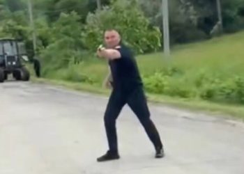 VIDEO // Imagini cu un polițist care îndreaptă arma spre un motociclist în raionul Fălești. Explicațiile oamenilor legii