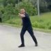 VIDEO // Imagini cu un polițist care îndreaptă arma spre un motociclist în raionul Fălești. Explicațiile oamenilor legii