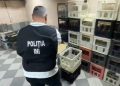 VIDEO // Doi bărbați din Chișinău, cercetați pentru producerea ilegală de băuturi alcoolice. Polițiștii au ridicat sute de sticle