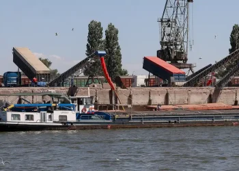 Navă în flăcări în apropierea apelor teritoriale românești