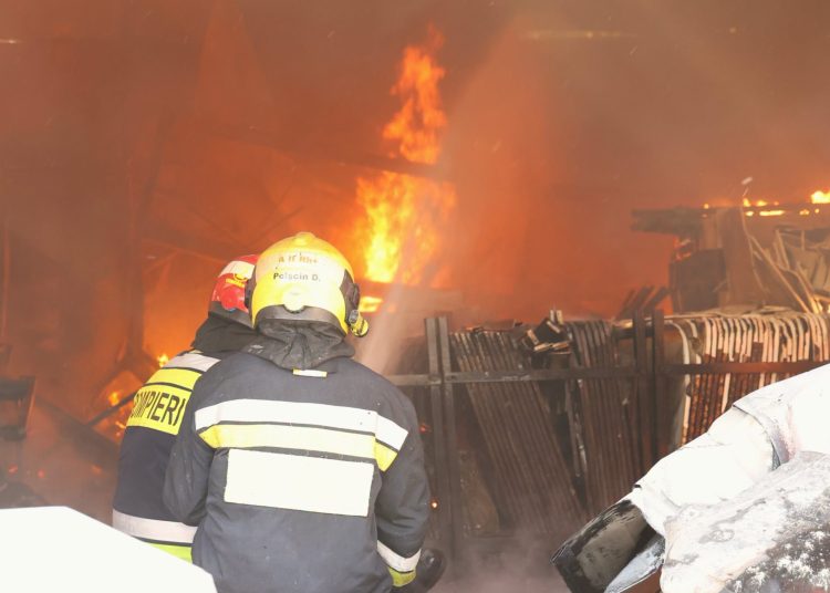 Incendiul de la depozitul de pe strada Uzinelor din Chișinău a fost lichidat după aproape 25 de ore