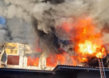 FOTO // Incendiu puternic la un depozit cu materiale de construcție în Chișinău. Peste 80 de pompieri luptă cu flăcările