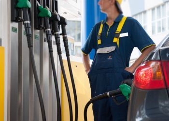 ANRE include 48 de bani pe litru în marja carburanților. Banii vor fi folosiți pentru stocurile de urgență