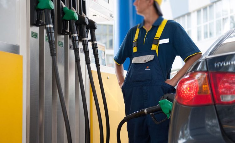 ANRE include 48 de bani pe litru în marja carburanților. Banii vor fi folosiți pentru stocurile de urgență