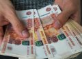 Rușii se întorc la numerar pe fondul crizei. Problemele cu internetul și economia împing oamenii să scoată bani din bănci