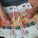 Rușii se întorc la numerar pe fondul crizei. Problemele cu internetul și economia împing oamenii să scoată bani din bănci
