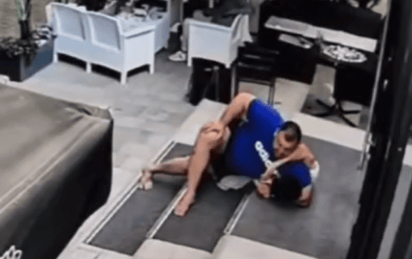 VIDEO // Tânăr de 19 ani, bătut cu pumnii și picioarele pe terasa unui local din Rîșcani. Un suspect, în arest la domiciliu