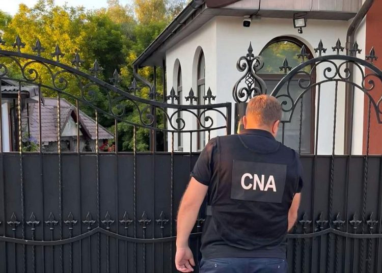 Un avocat, suspectat că a încasat mii de euro pentru promisiuni