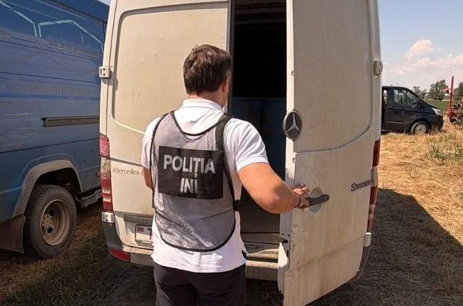 VIDEO // Cinci bărbați, reținuți pentru comercializarea ilegală a cinci tone de alcool etilic adus din stânga Nistrului