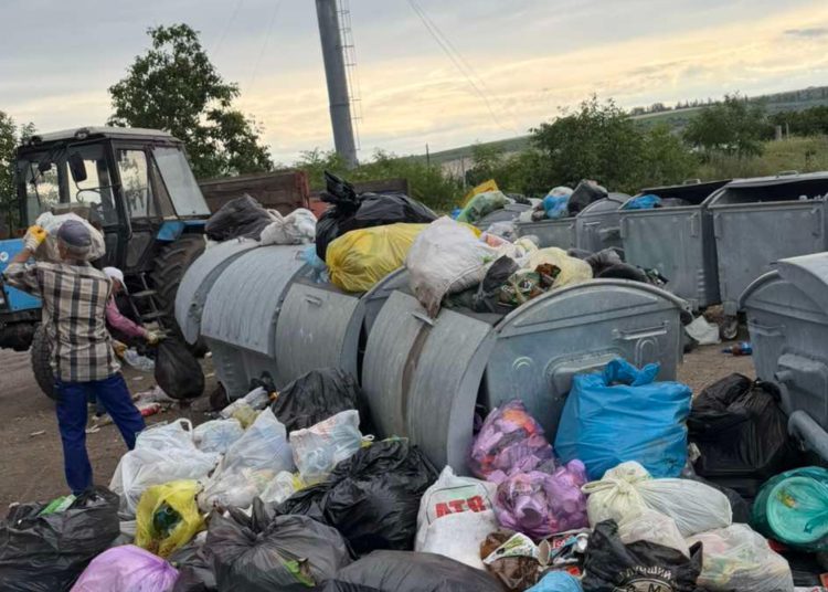 FOTO // Malurile lacului Costești–Stânca, pline de deșeuri. Inspectorii de mediu cer măsuri urgente