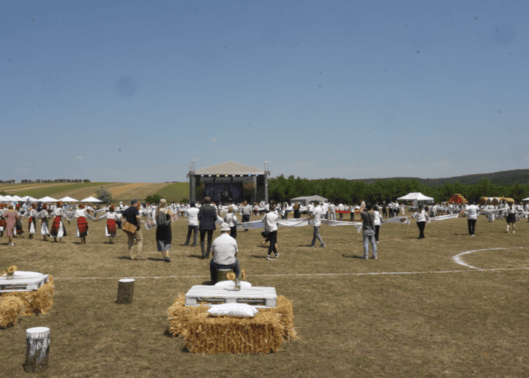 VIDEO // Borșul ucrainean și zeama moldovenească au dat gust festivalului de la Iabloana. Evenimentul a unit trei țări