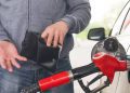 Scumpirea carburanților cu 48 de bani, amânată pentru o lună