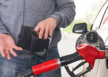 Scumpirea carburanților cu 48 de bani, amânată pentru o lună