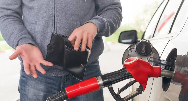Scumpirea carburanților cu 48 de bani, amânată pentru o lună