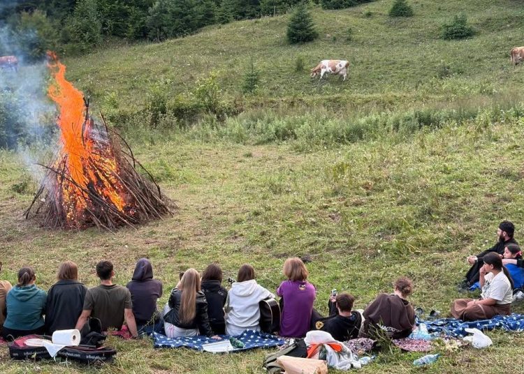 FOTO // Mai mulți tineri voluntari din Chișinău au participat la o tabără de formare spirituală și educativă în România